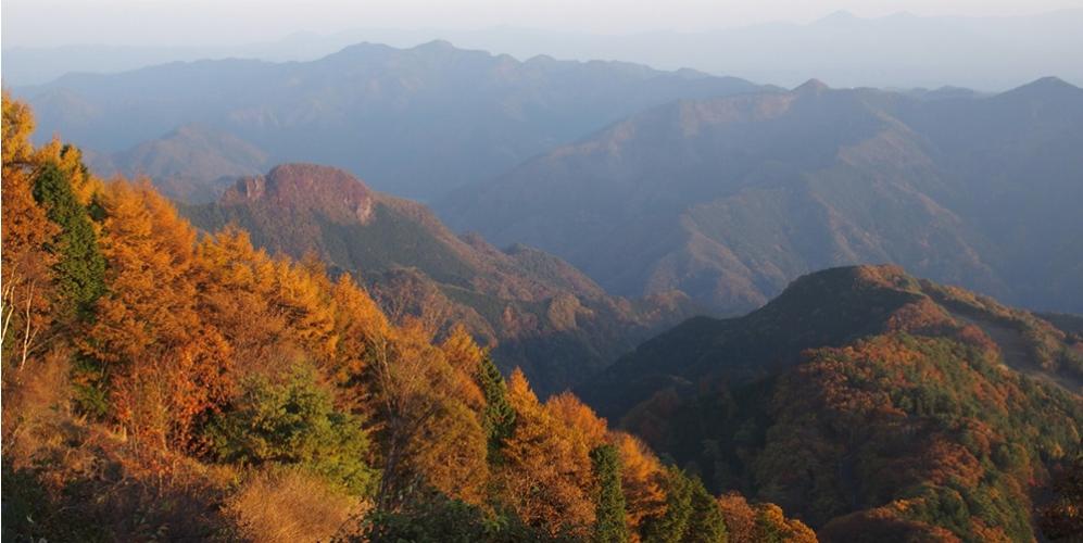 夕暮れの西御荷鉾山からの紅葉の山々の眺望