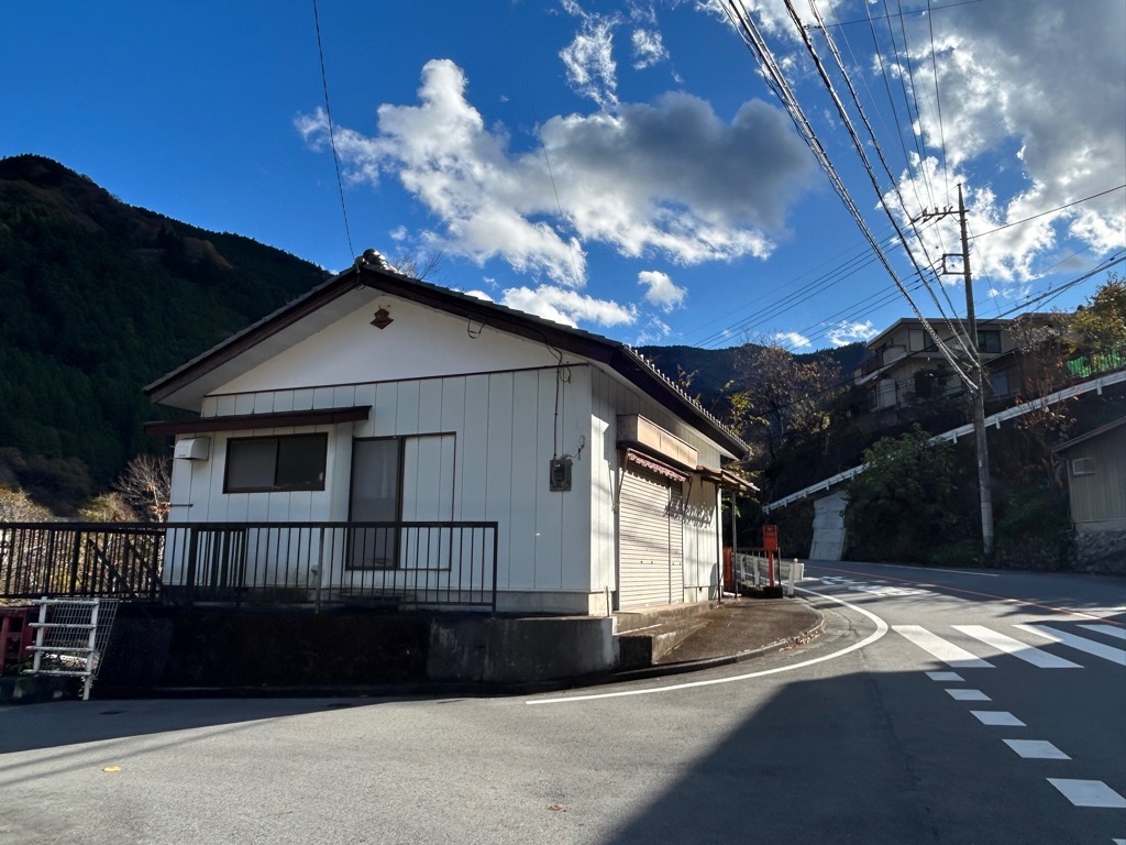 道路沿いに建っている物件の写真