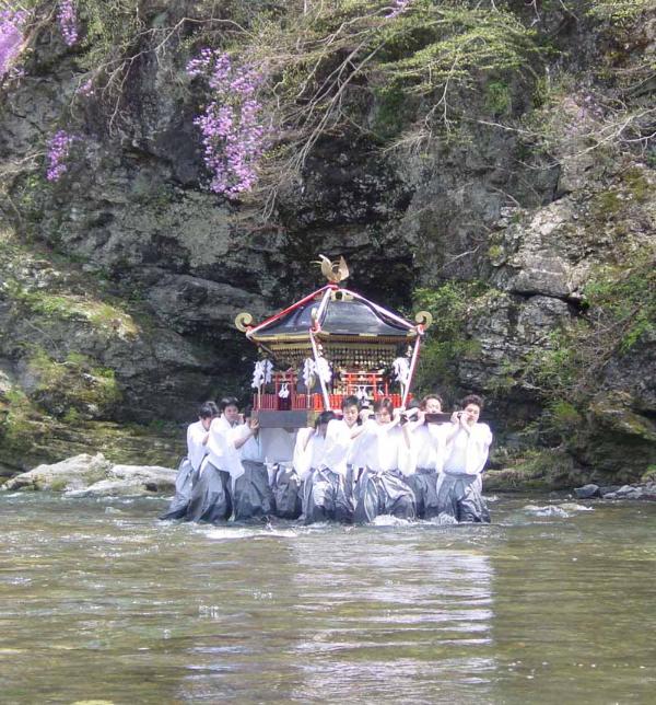 神輿を担いで神流川に入る青年たち
